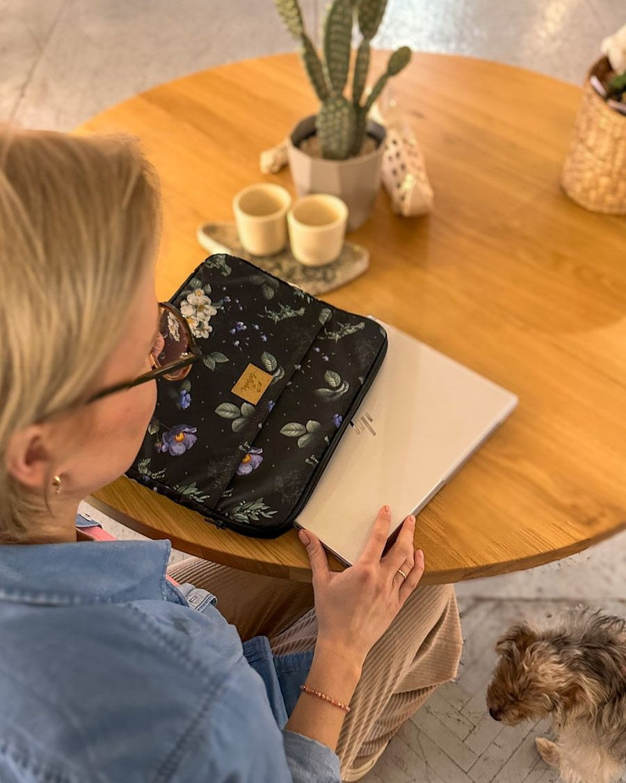 Pokrowiec na laptopa w kawiarni
