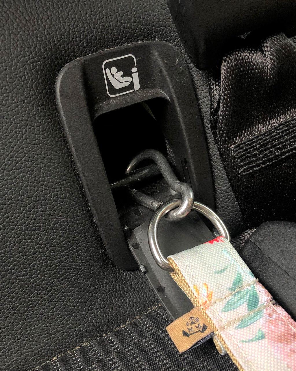Pas hakowy wpięty w mocowanie ISOFIX w aucie